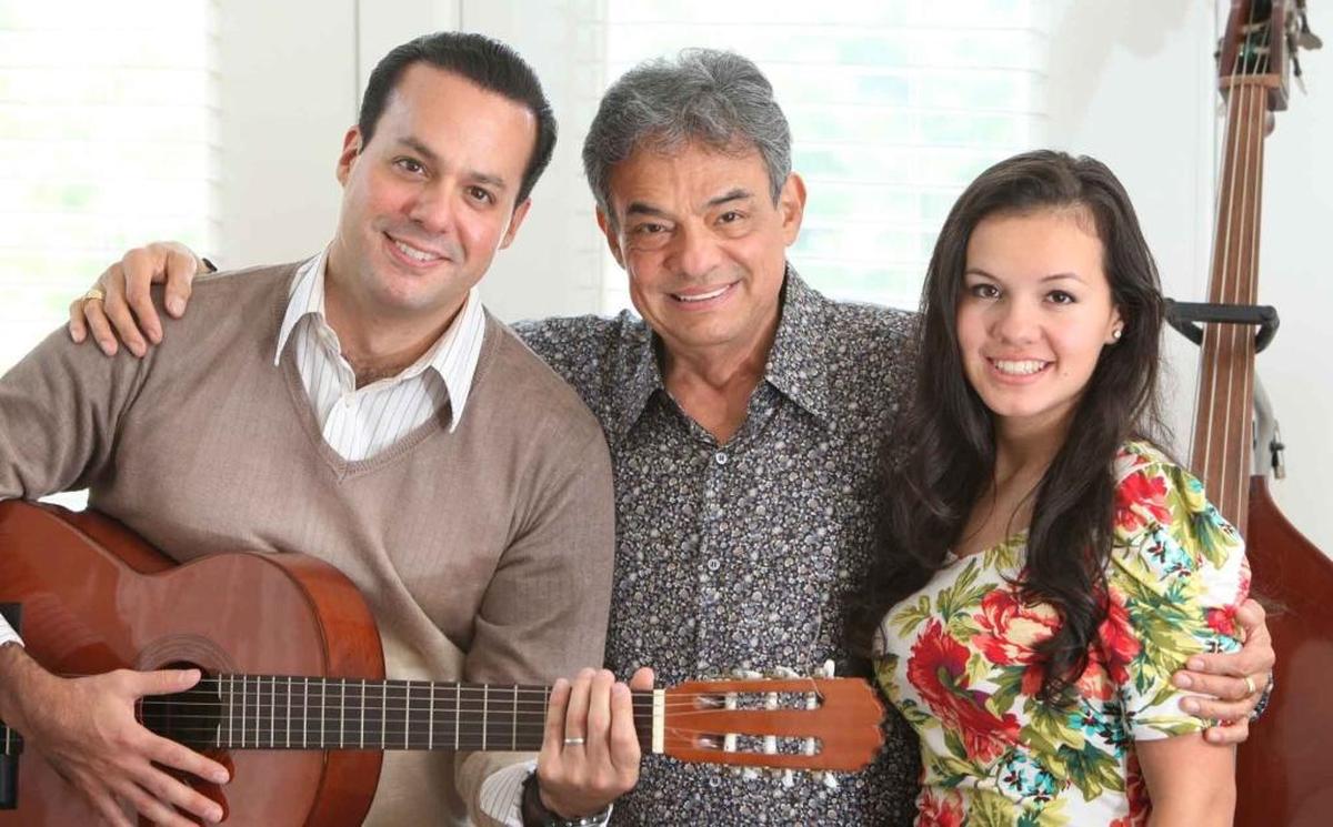 El cantante mexicano José José con sus hijos José Joel Sosa y Sari Sosa en su casa de Coral Gables en mayo del 2012.