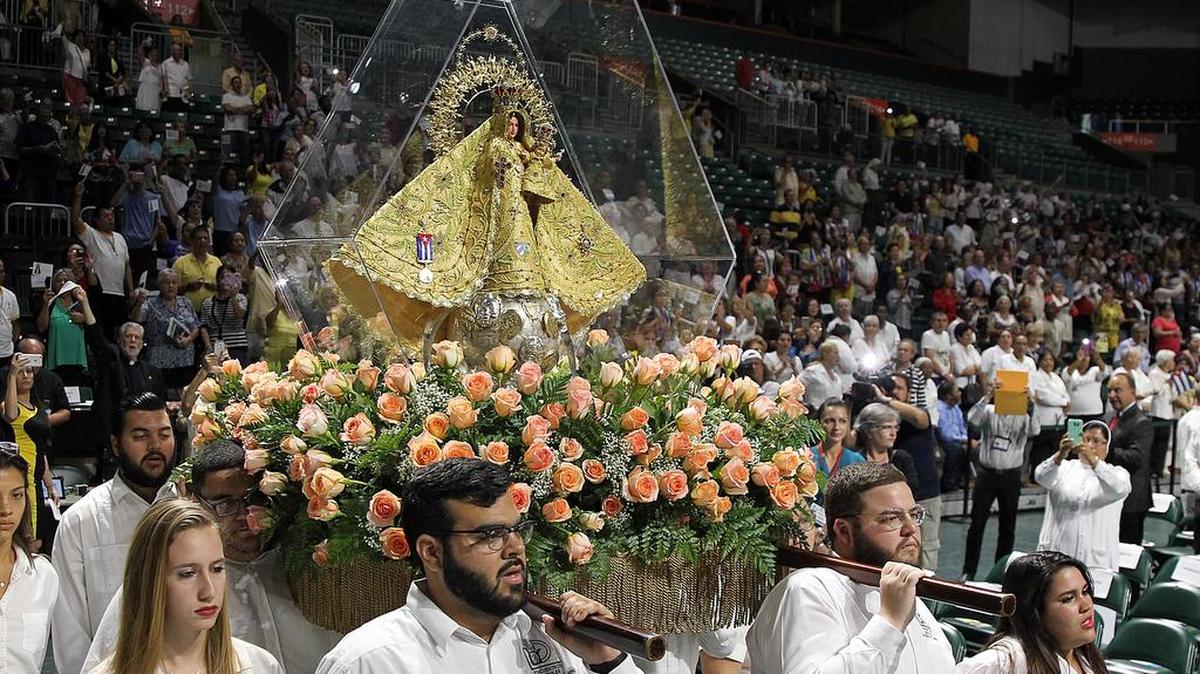 Feligreses llevan en procesión a la Virgen de la Caridad del Cobre en la misa del 8 de septiembre del 2016 en Miami.
