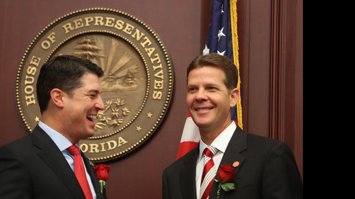 
El presidente del Senado, Andy Gardiner (izq.), R-Orlando, y el presidente de la Cámara de Representantes Steve Crisafulli, R-Merritt Island, comparten un momento de hilaridad al comienzo de la sesión del 2015. Ambas cámaras están de acuerdo en hacer una sesión extraordinaria a partir del 1 de junio. 


