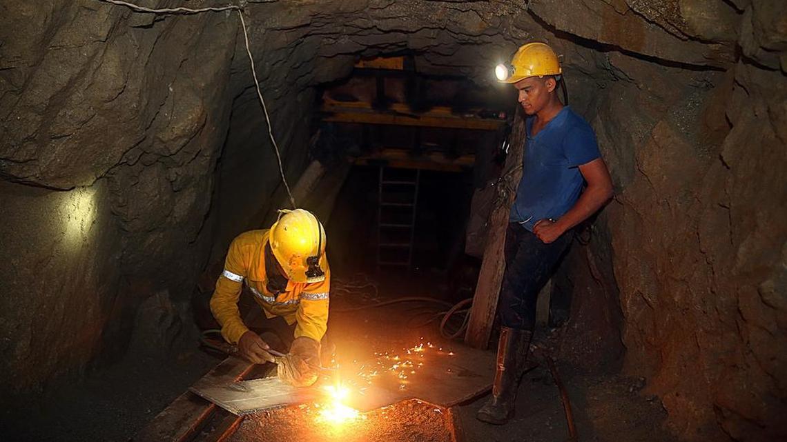 Los mineros Haderson González (izq) y Milton Albanes cierran un túnel en deshuso a 380 metros de profundidad en la mina independiente de oro de Las Brisas, en el poblado de Segovia, departamento de Antioquia, Colombia, en una imagen del 8 de mayo del 2017.