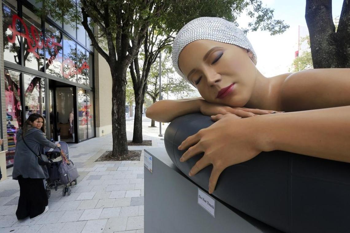 La escultura ‘Survival of Serena [La supervivencia de Serena]’ de la artista Carole Feuerman se muestra en una calle del Design District.