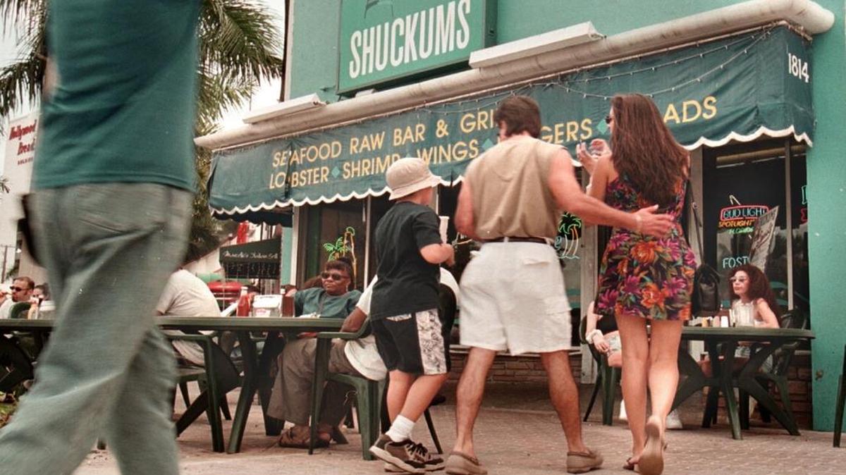 Esta foto de archivo del 22 de octubre del 2000 muestra la fachada del antiguo bar y restaurante Shuckums en Hollywood.
