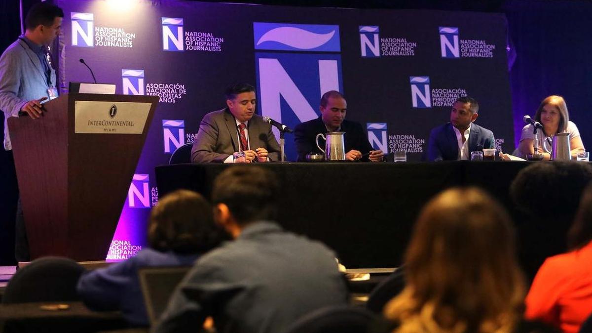 Panel de periodistas (de izquierda a derecha) con el moderador Rick Jervis , Juan Carlos López de CNN en Español, Alan Gómez de USA Today, Hazel Vela de WPLC-TV de Miami, y Mimi Whitefield del Miami Herald, como parte de la conferencia Hispanicize en Miami.
