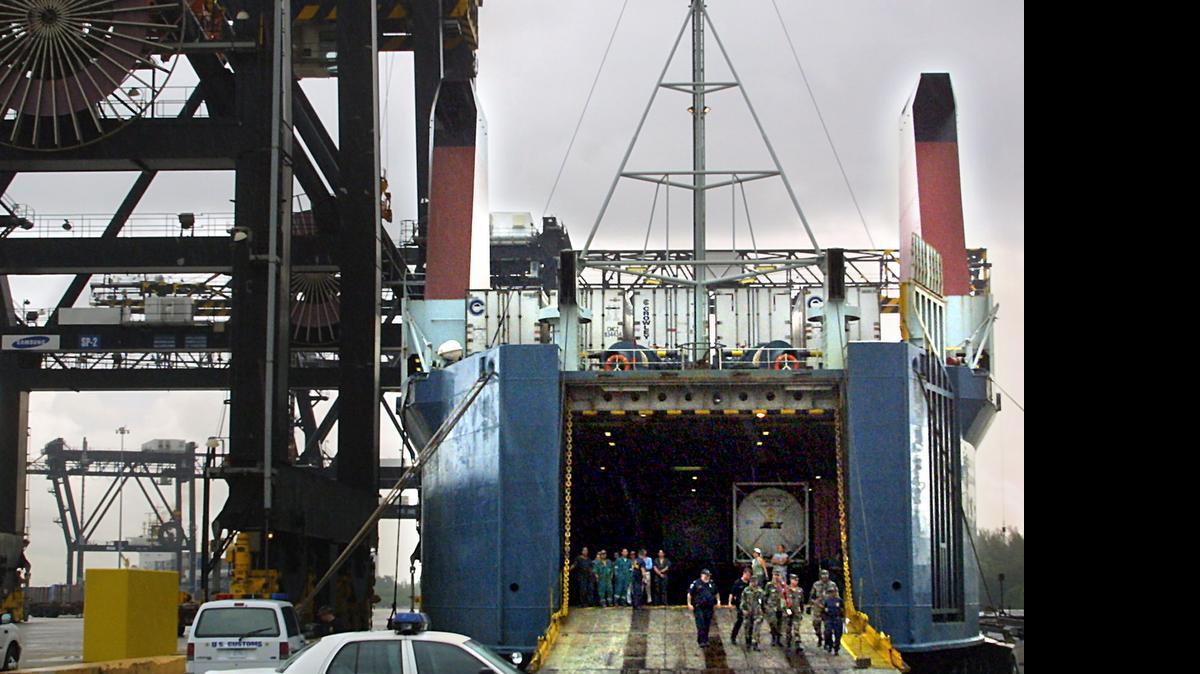 


El Crowley Sun, un barco carguero que transportaba contenedores desde la República Dominicana hasta Port Everglades, en el Condado Broward, y a bordo del cual llegaron por lo menos seis polizones desde ese país, en julio del 2002.


