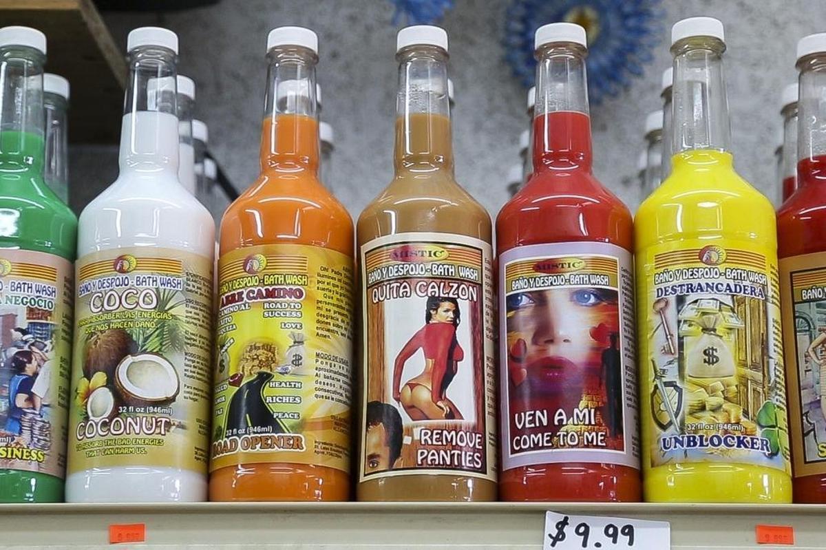 Los baños y despojos son uno de los productos más populares en la botánica M&N Variedades en La Pequeña Habana. Tienen nombres como Quita Calzón y Destrancadera, con sus equivalentes en inglés, y estos son preferidos por venezolanos y colombianos.