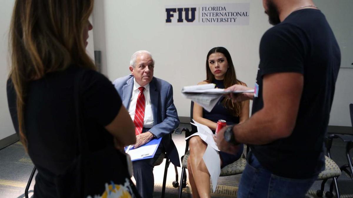 El alcalde de Miami, Tomás Regalado (izq.), e Indiana Sánchez (der.), líder del proyecto “Make it Count Vote Now”, hablan con estudiantes el viernes en FIU.