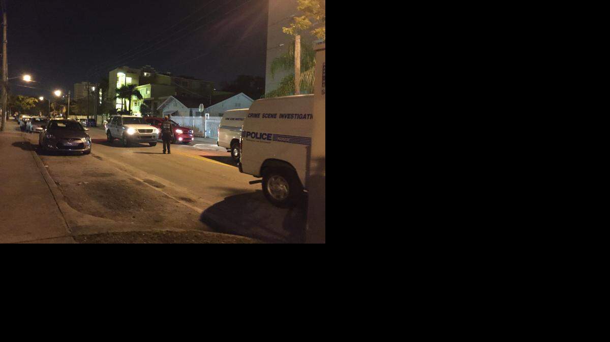 
Agentes de la Policía de Miami permanecieron en la escena del crimen, sobre la avenida 7 del suroeste, en La Pequeña Habana pasadas la 1:30 a.m. el lunes. 
