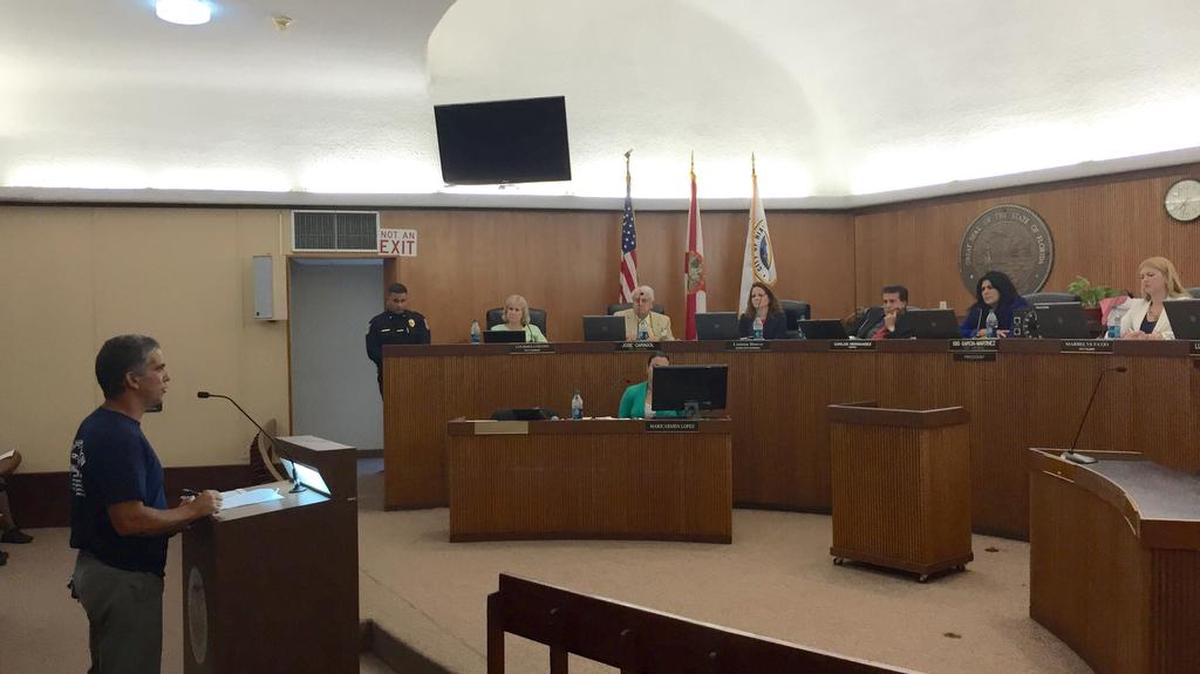 
El vicepresidente del sindicato de empleados municipales de Hialeah, David Alonso, criticó en sesión pública la privatización del servicio de recogida de basura en esa ciudad. Foto/Enrique Flor
