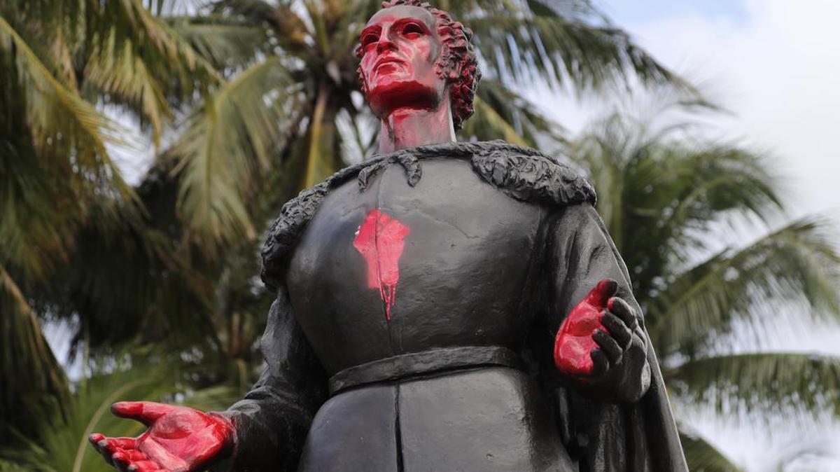 Una estatua de Cristobal Colón fue pintada con grafiti en el Bayfront Park del downtown Miami, durante las protestas del 11 de junio de 2020.