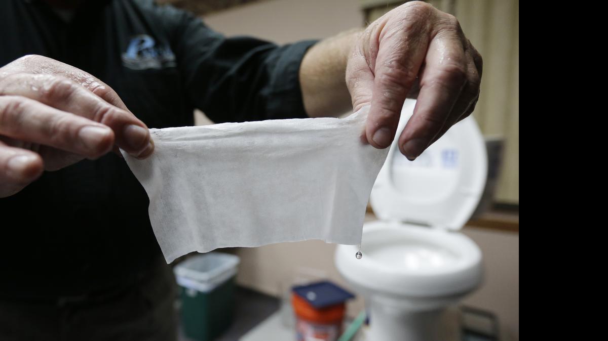 
Las ciudades y condados de todo el país se han quejado de las terribles tupiciones que ocurren cuando el producto, que es una alternativa al papel higiénico, se pega en el interior de los sistemas de alcantarillado y las estaciones de bombeo.



