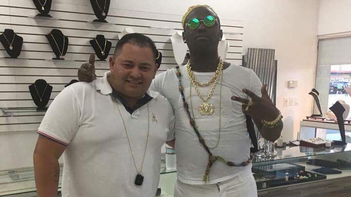 Pedro Barrios con el cantante ‘Chocolate’ en la joyería “N&P Jewelry Los inseparables”.