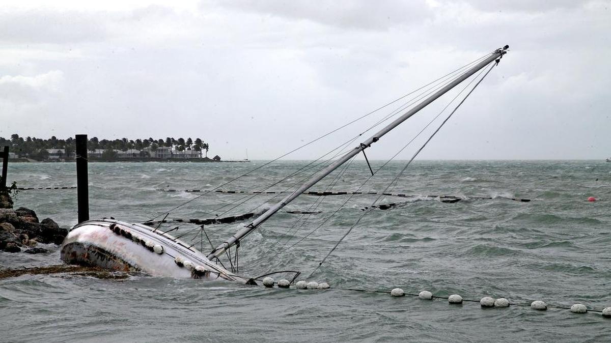 Un bote se hunde en Mallory Square, en Cayo Hueso, Florida, por los poderosos vientos del huracán Irma el 9 de septiembre de 2017.