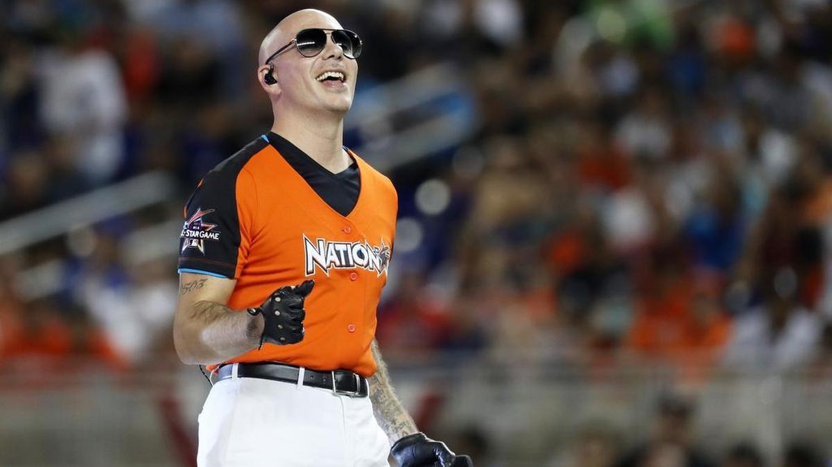 Pitbull se presenta en el estadio de los Marlins antes del T-Mobile Home Run Derby el 10 de julio de 2017 en Miami, Florida.