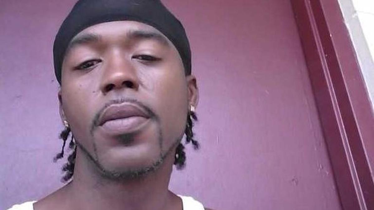 Larry Peavy, 35 años, es buscado por cargos de asesinato en primer grado, secuestro y asalto sexual.