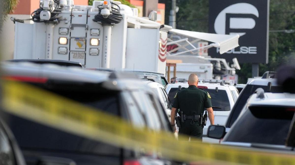 Los agentes de la policía de Orlando en las fuera del club nocturno Pulse después de un tiroteo fatal y toma de rehenes el 12 de junio de 2016 en Orlando, Florida.