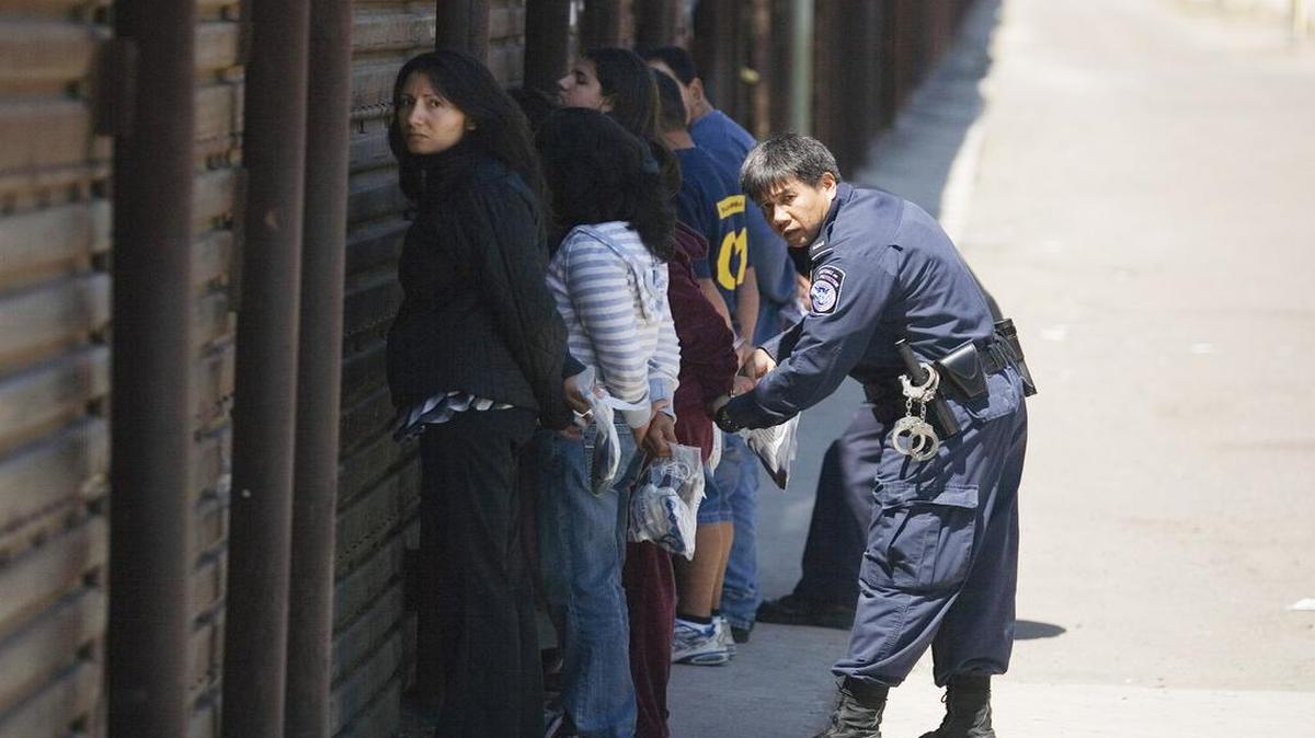 Varios inmigrantes en proceso de deportación a México desde la garita migratoria de San Ysidro, California, frente a Tijuana, México, en una imagen del 30 de mayo del 2008.