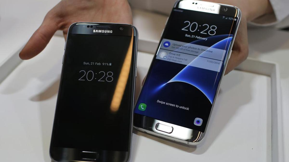 Los teléfonos Samsung Galaxy S7, a la izquierda, y S7 Edge salieron ayer al mercado en decenas de países.