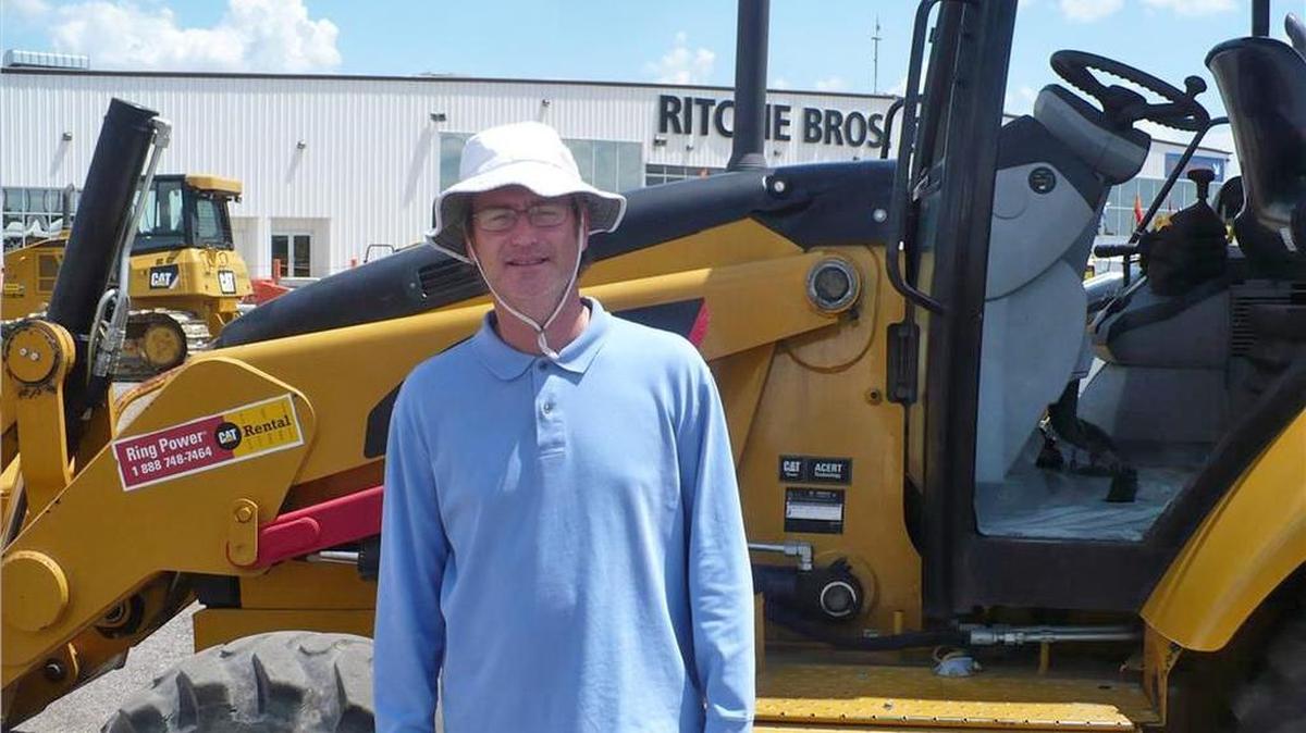 Luis Javier Díaz de Miami Equipment & Export en una subasta en Orlando.