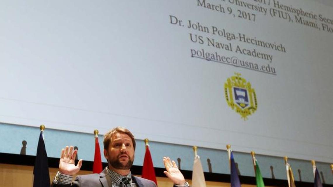 El profesor asistente de Políticas Comparativas de la Academia Naval de Estados Unidos, John Polga-Hecimovich, habla el jueves en la Conferencia sobre Seguridad Hemisférica, en Miami