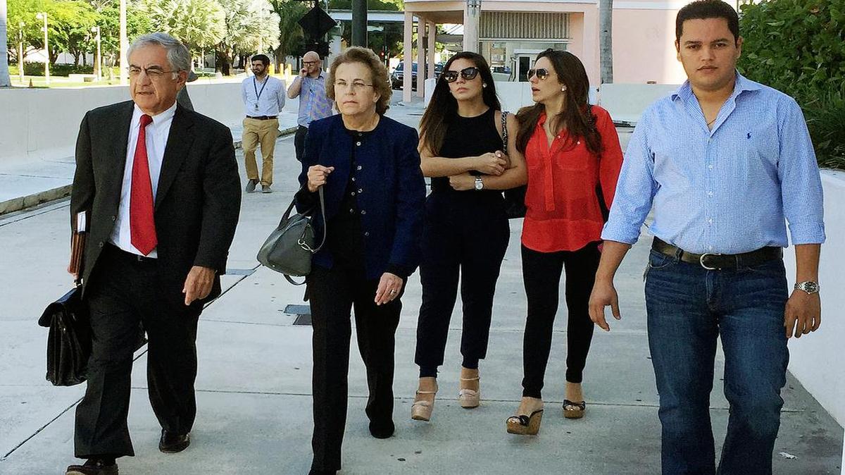 
Norman y Jane Moscowitz (izq.), abogados del ex ministro hondureño Yankel Rosenthal, abandonan la corte federal de Miami junto con familiares del acusado. 
