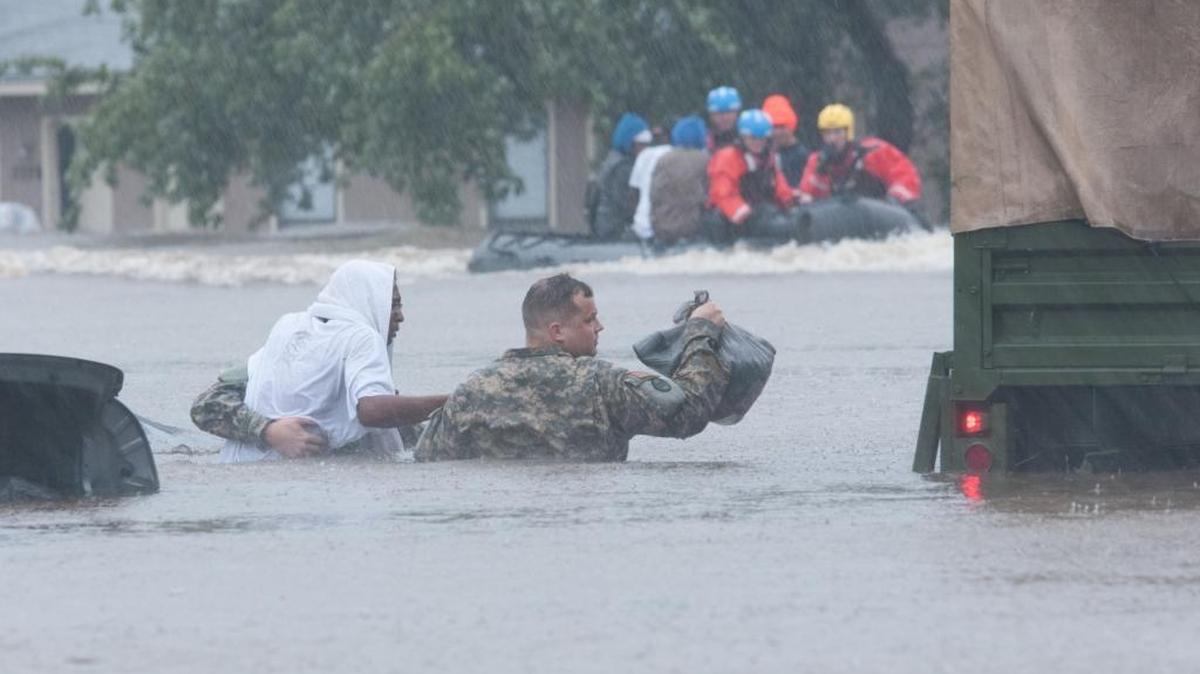 Esta foto del 8 de octubre muestra a un miembro de la Guardia Nacional ayudando a los residentes de Fahetteville, en Carolina del Norte, durante el paso del huracán Matthew.