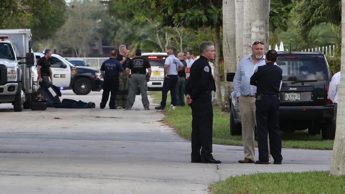 Orlando López, alcalde de Sweetwater (cent.), habla con oficiales de la policía después de haber sido encontrada una caja desconocida al frente de su casa, este martes 2 de febrero.