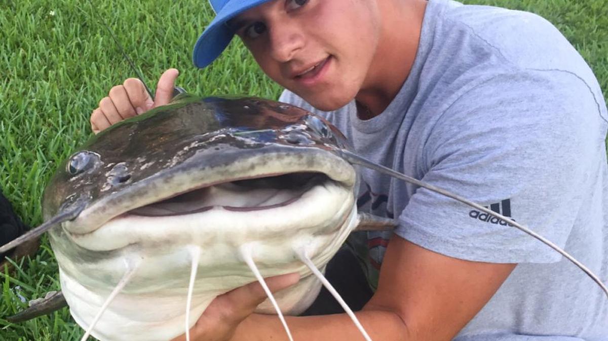El joven Nathan Pereira capturó un bagre de 55 libras en un barrio de Kendall.