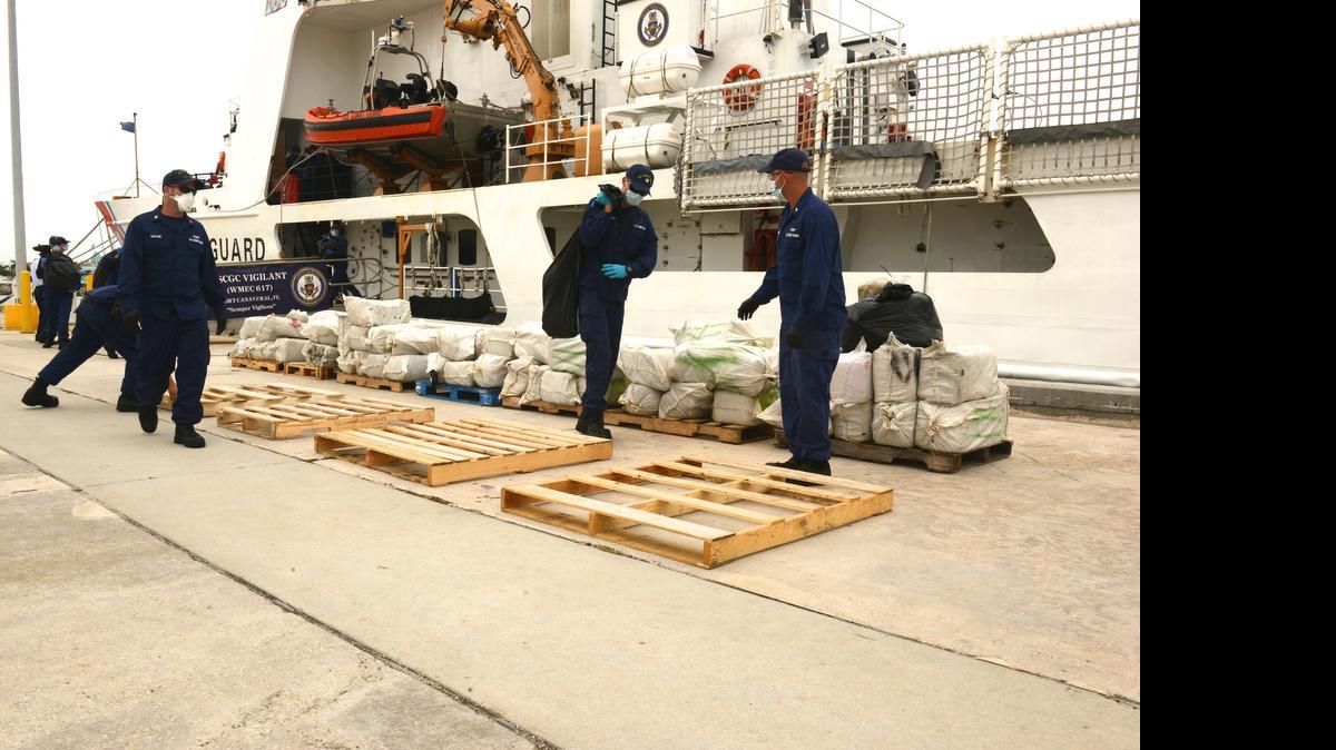 
Tripulantes del escampavías Vigilant, de la Guardia Costera, organizan fardos de cocaína en la base de Miami Beach el 12 de junio. El 22 de mayo la tripulación del Vigilant y del escampavías Bear interceptaron cocaína con un valor de $10.9 millones.


