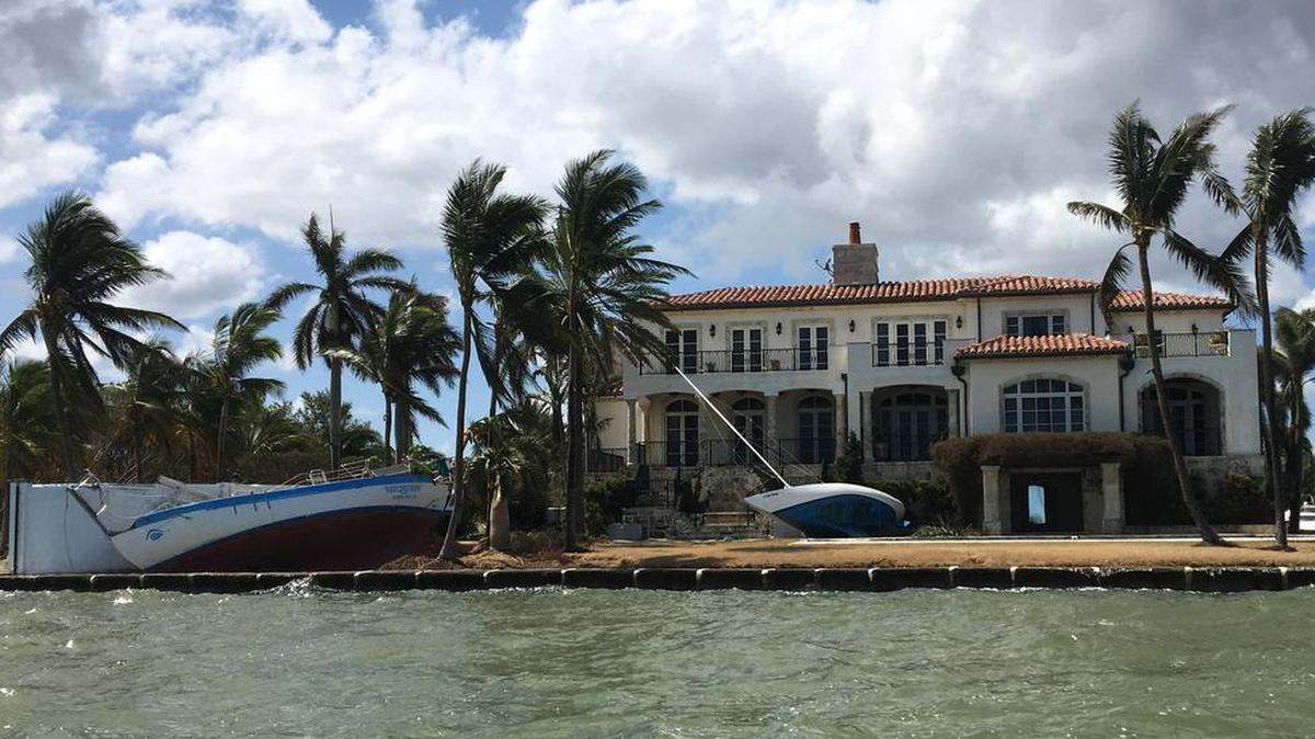 El huracán Irma dejó dos yates en el patio de esta mansión en la costa de la Bahía de Biscayne, entre coconut Grove y Coral Gables.