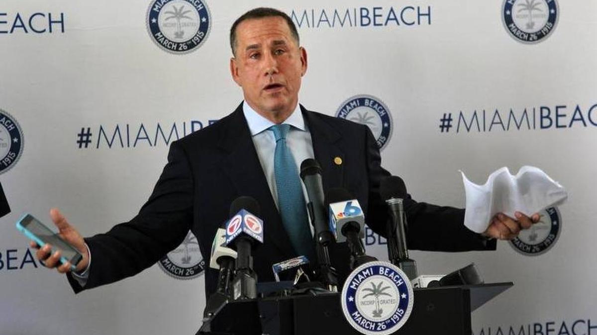 En una conferencia de prensa de emergencia, el alcalde de Miami Beach Philip Levine planteó prohibir la venta de licor después de las 2 a.m. y reducir el ruido en Ocean Drive.