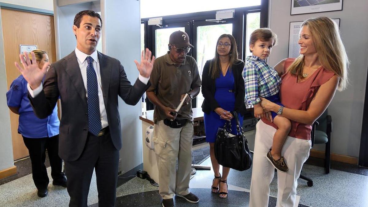 Francis Suárez, comisionado de Miami, (izq.) con su esposa Gloria y su hijo Andrew, después de presentar el jueves más de dos mil peticiones para su candidatura por la alcaldía de esa ciudad.