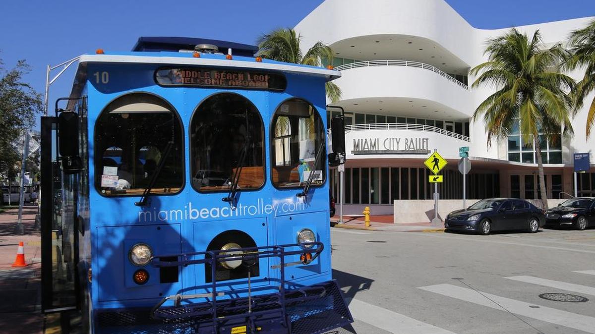 El Trolley de Miami Beach espera para recoger pasajeros cerca del Miami City Ballet en Collins Park.