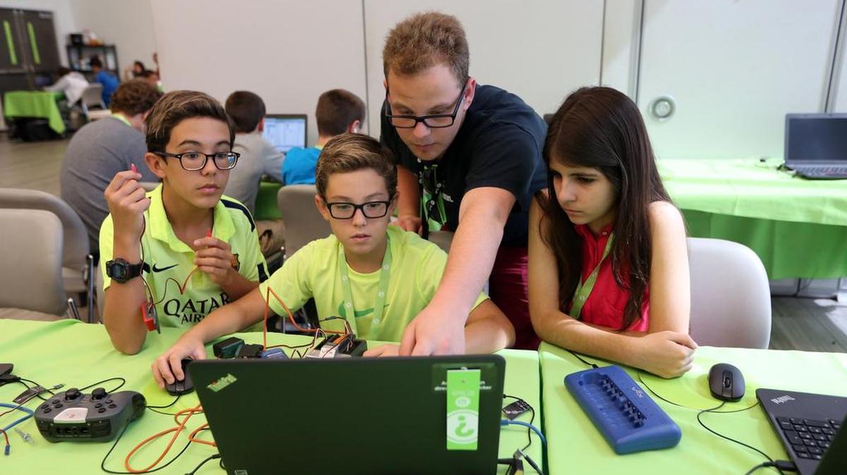 
Philip “Flip” Kaifer trabaja con los alumnos de la escuela de verano de la Universidad de Miami, Tomás Ibarra, su hermano Daniel Ibarra y María Victoria Elena.
