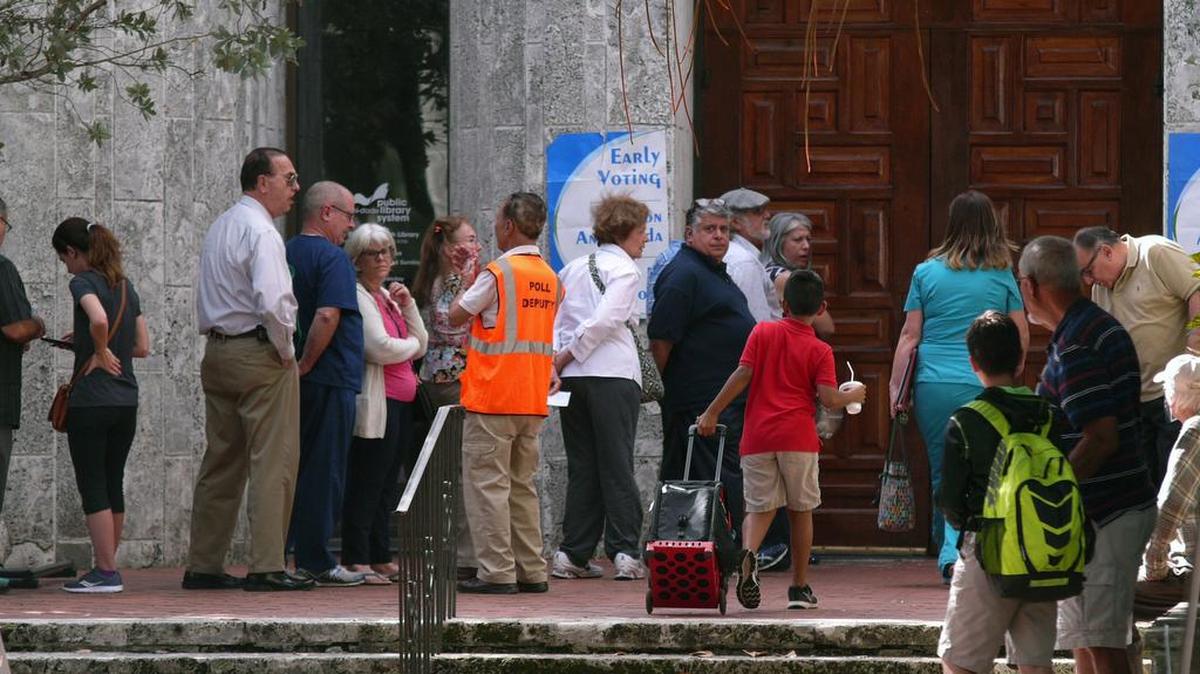 Un grupo de electores hace fila el lunes en la biblioteca de Coral Gables para ejercer su derecho en la elecciones presidenciales adelantadas en el sur de la Florida.