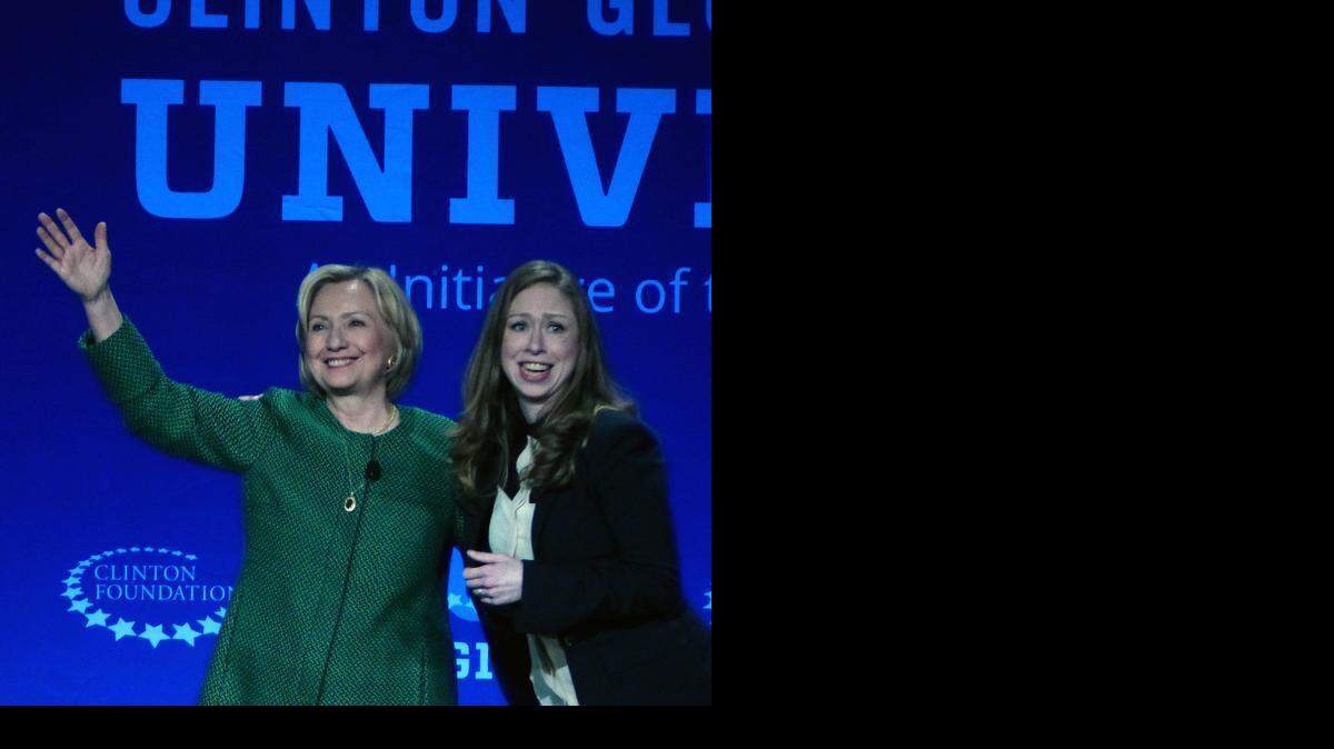 
Hillary Clinton y su hija Chelsea Clinton hablan a los estudiantes en el Bank United de UM durante el evento Clinton Global Initiative el sábado.
