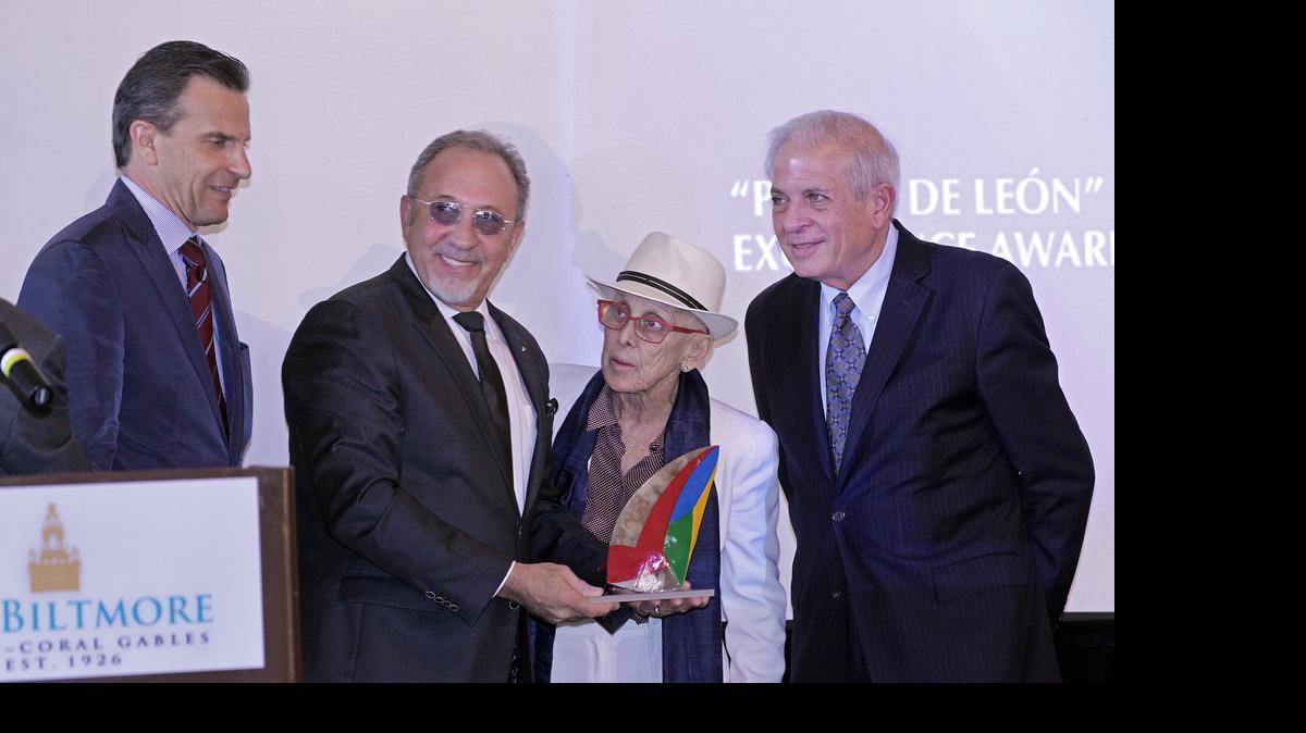 
El presidente de la Cámara de Comercio España-EEUU Lauro Bravar (izq.) y la Cónsul General de España en Miami, María Cristina Barrios (segunda desde la derecha), entregan a Emilio Estefan el Premio Ponce de León a la Excelencia en los Negocios, junto al alcalde de Miami Tomás Regalado (der.).
