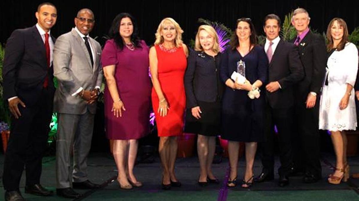 La ‘Directora del Año’ Maritza Jiménez (4 der.) posa con el superintendente de las Escuelas Públicas de Miami-Dade, Alberto M. Carvalho (3 der.), y otros miembros de la Junta Escolar, tras recibir el premio.