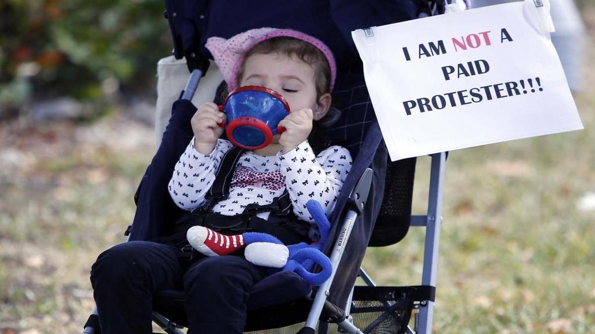 Micah Clyman acompaña a su abuela el martes en la protesta el martes en frente de la oficina del senador Marco Rubio, en Doral.