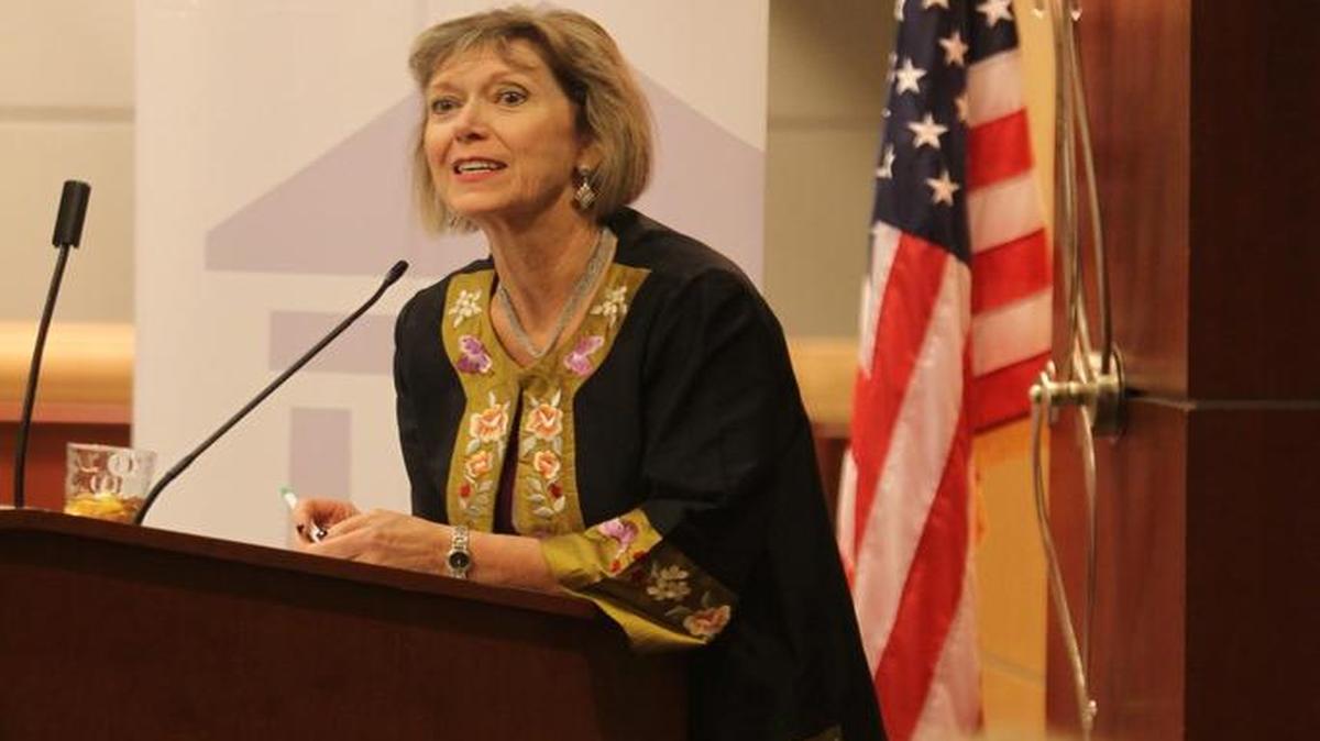 Katy Sorenson, presidenta del The Good Goverment Initiative, habla el martes durante una reunión con líderes comunitarios y activistas pro-inmigrantes donde se abordaron temas sobre la estancada reforma migratoria. El encuentro se realió en el BankUnited Center de la Universidad de Miami.
