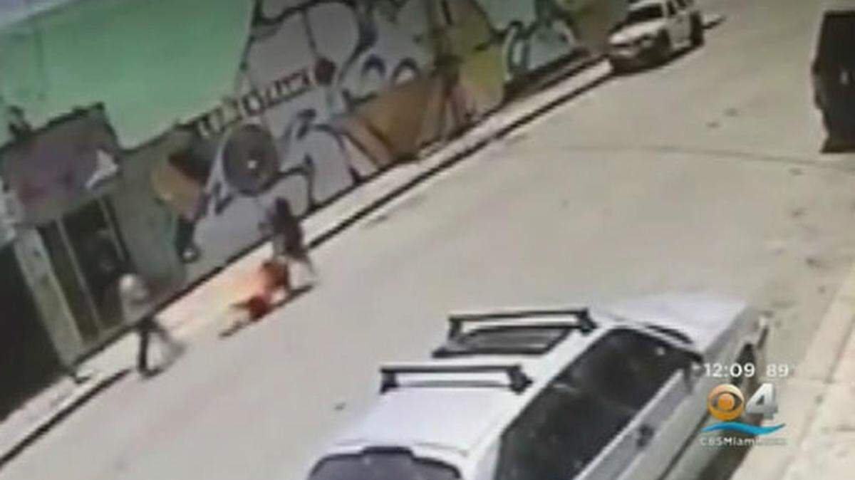 
Valentina Baiz fue lanzada al piso y arrastrada por la calle mientras se sujetaba al bolso que una mujer trató de robarle.

