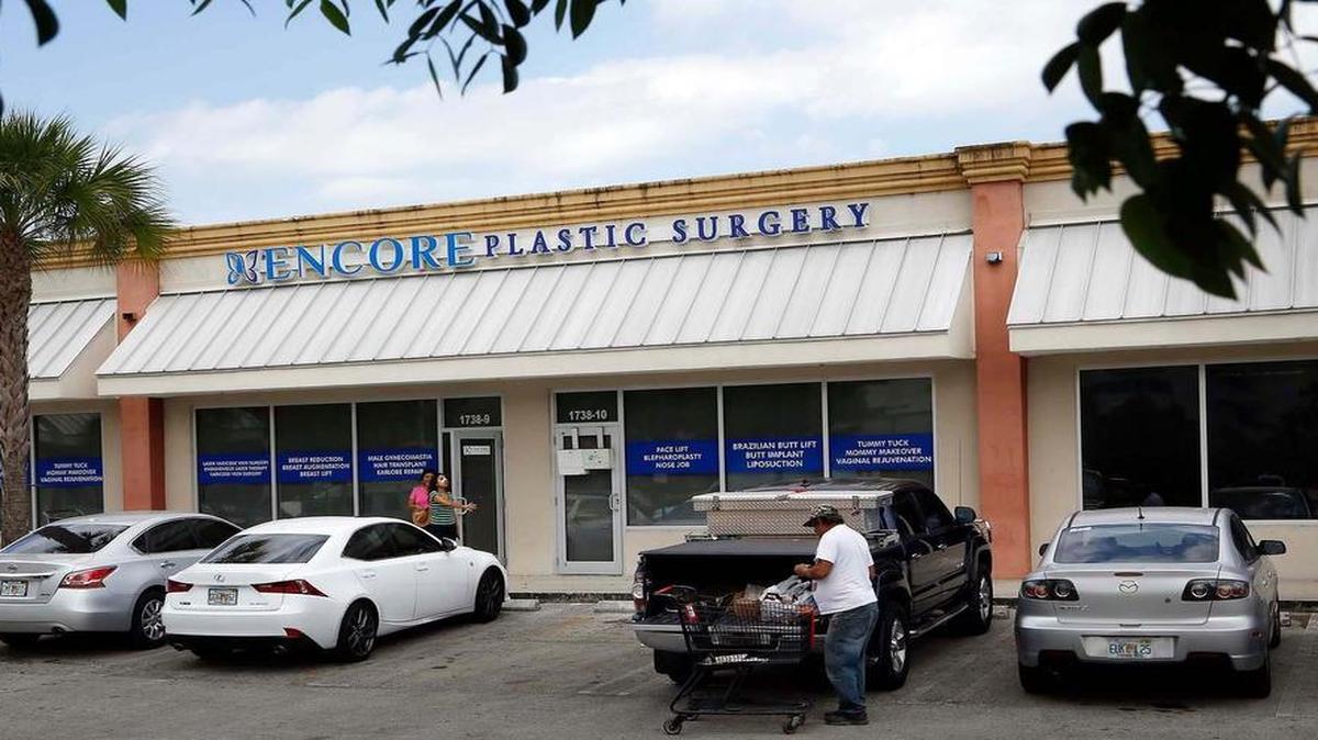 Exterior de la clínica Encore Plastic Surgery en Hialeah, al día siguiente de la muerte de Heather Meadows, de 29 años-