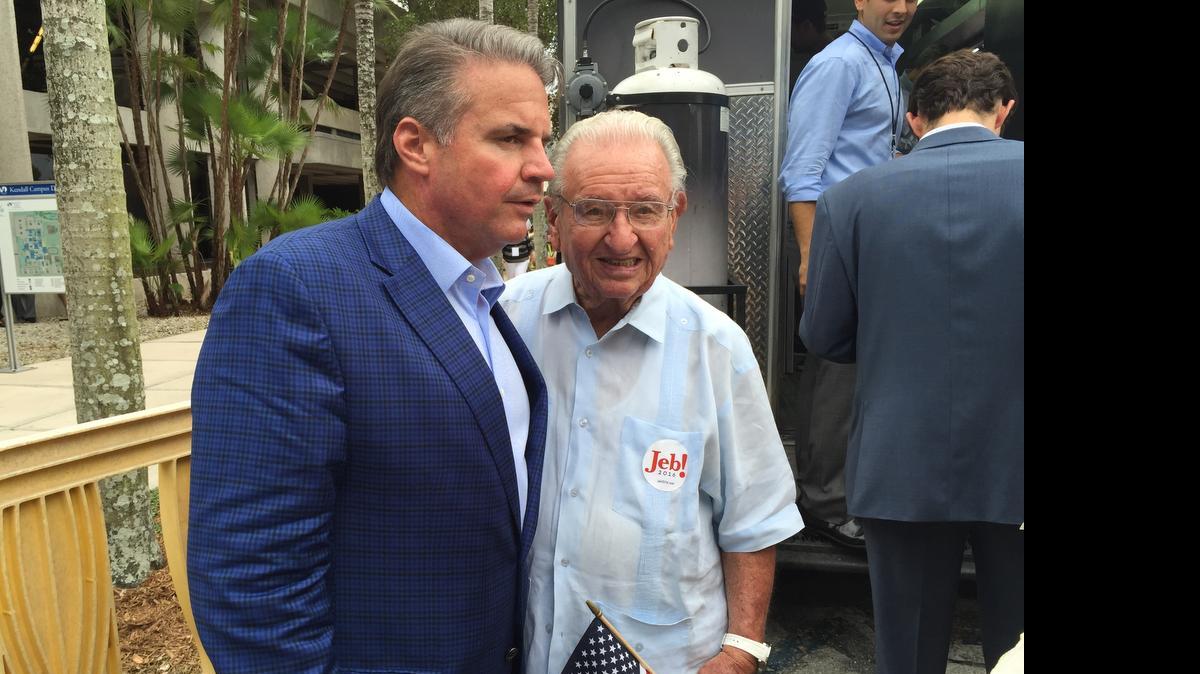 
Luis J. Arrizurieta (der.) junto a su hijo Jorge Luis Arrizurieta durante el lanzamiento de la campaña del ex gobernador Jeb Bush.
