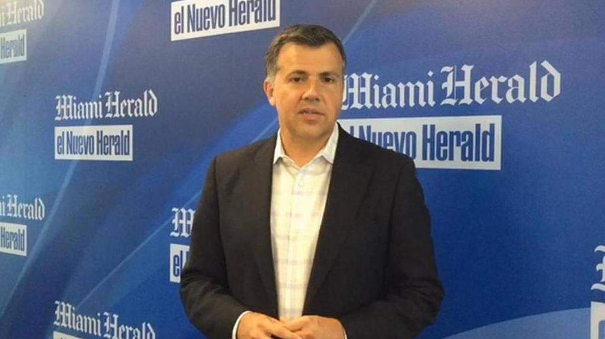 El comisionado del condado Juan Zapata.