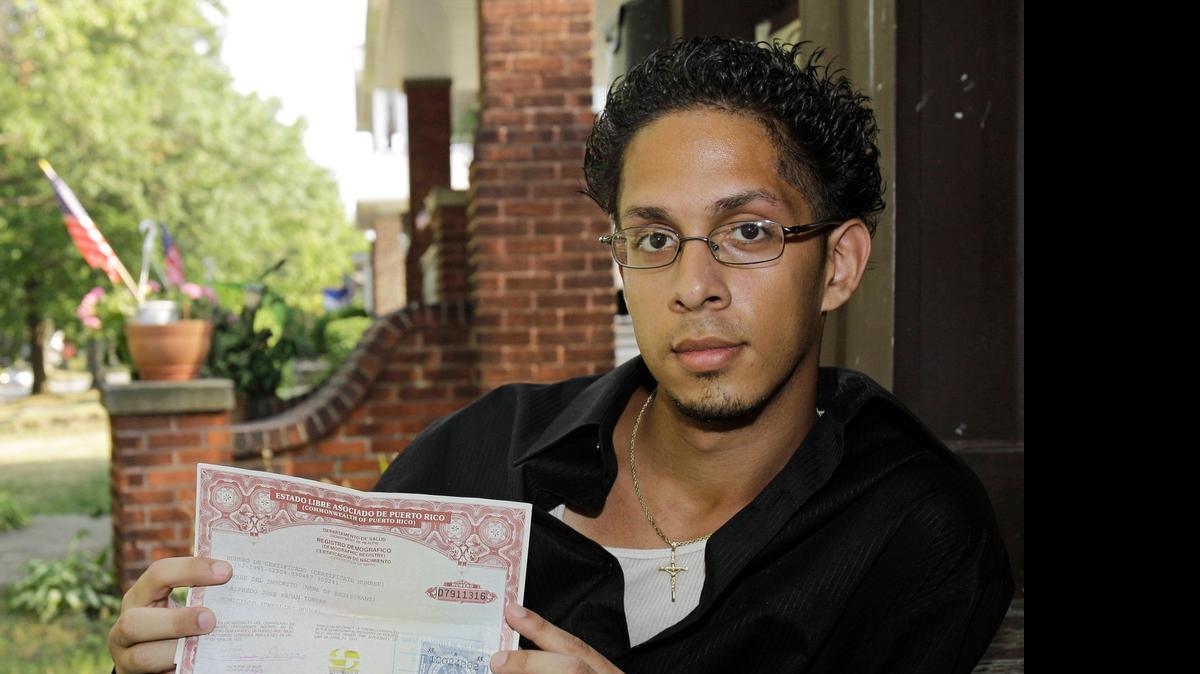 
En esta foto de archivo, Alfredo Pagan muestra su certificado de nacimiento de Puerto Rico. Su acta de nacimiemto fue considerada no válida en un caso vinculado con los nuevos certificados emitidos.


