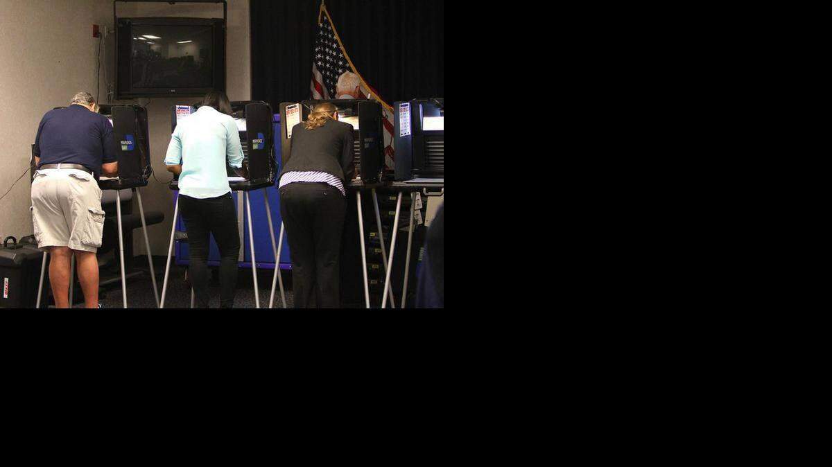 Un grupo de votantes emitieron sus votos en el recinto 109 en la ciudad de Aventura durante la elección general en Miami-Dade el martes 4 de noviembre de 2014.