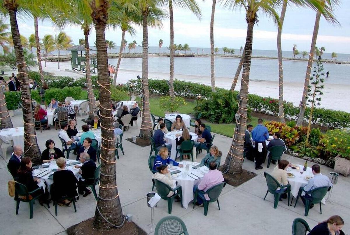 Clienten comen en el comedor del patio del Red Fish Grill en Coral Gables en esta foto de archivo de marzo de 2008.