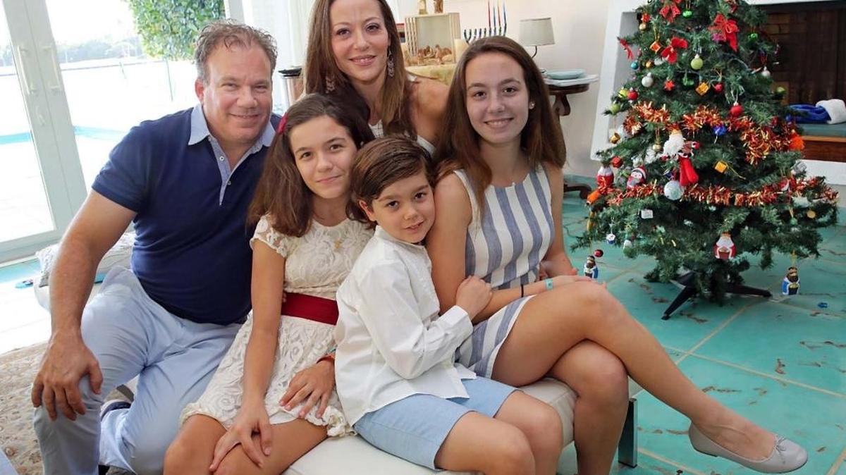 John Bussel con su esposa Laura Alonso-Gallo y sus hijos disfrutan tanto de la Navidad como del Janucá, en su residencia en Miami.