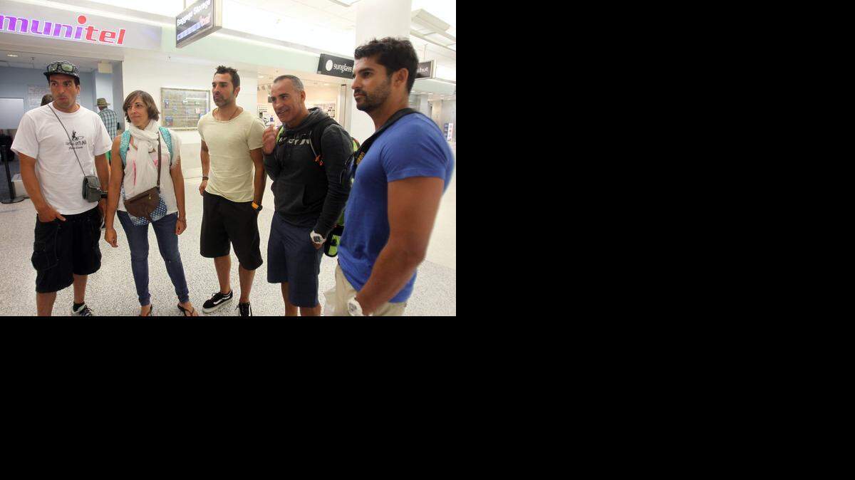 
Los turistas españoles Javier Méndez (izq.), Lola Martín, Jordi Rodríguez, Víctor Cruz y Pedro Rodríguez regresan a las Islas Canarias despues de vacacionar en Costa Rica.


