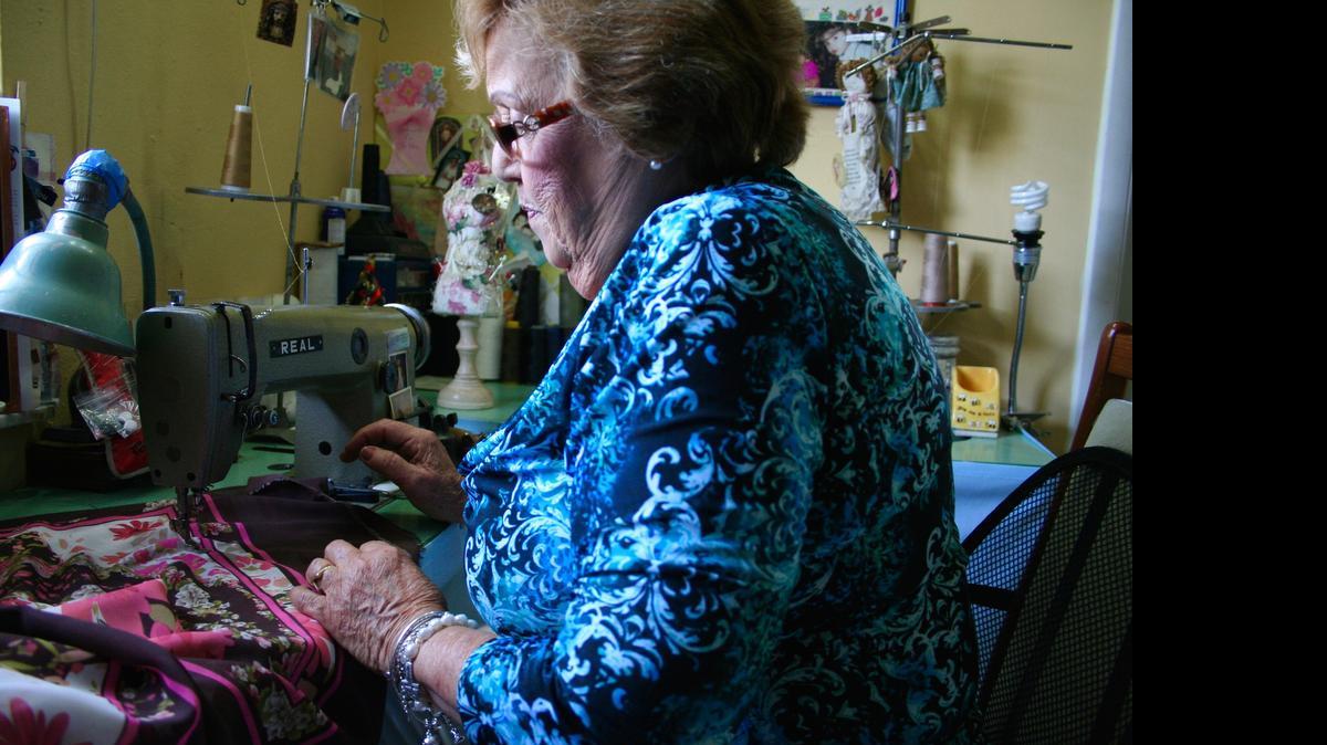 
Yolanda Martínez Fuentes trabaja en su máquina de coser, un oficio que aprendió desde los 14 años de edad y ahora le sirve como terapia. 
