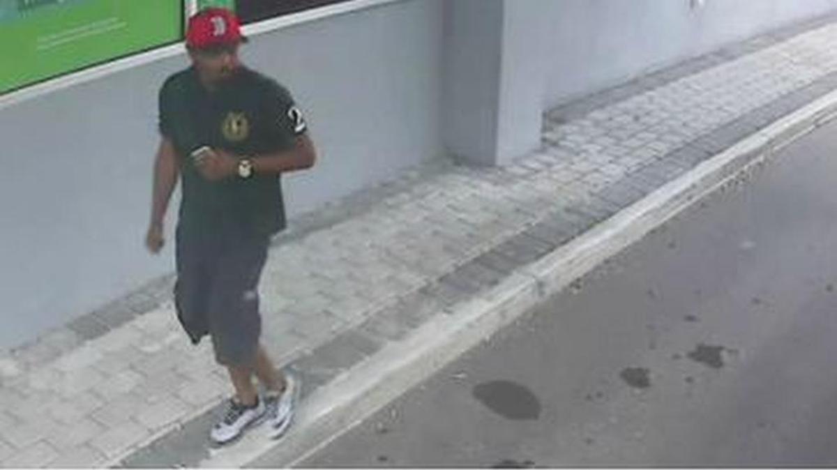 Otra de las fotografías divulgadas por el FBI del hombre que robó un banco en Doral.